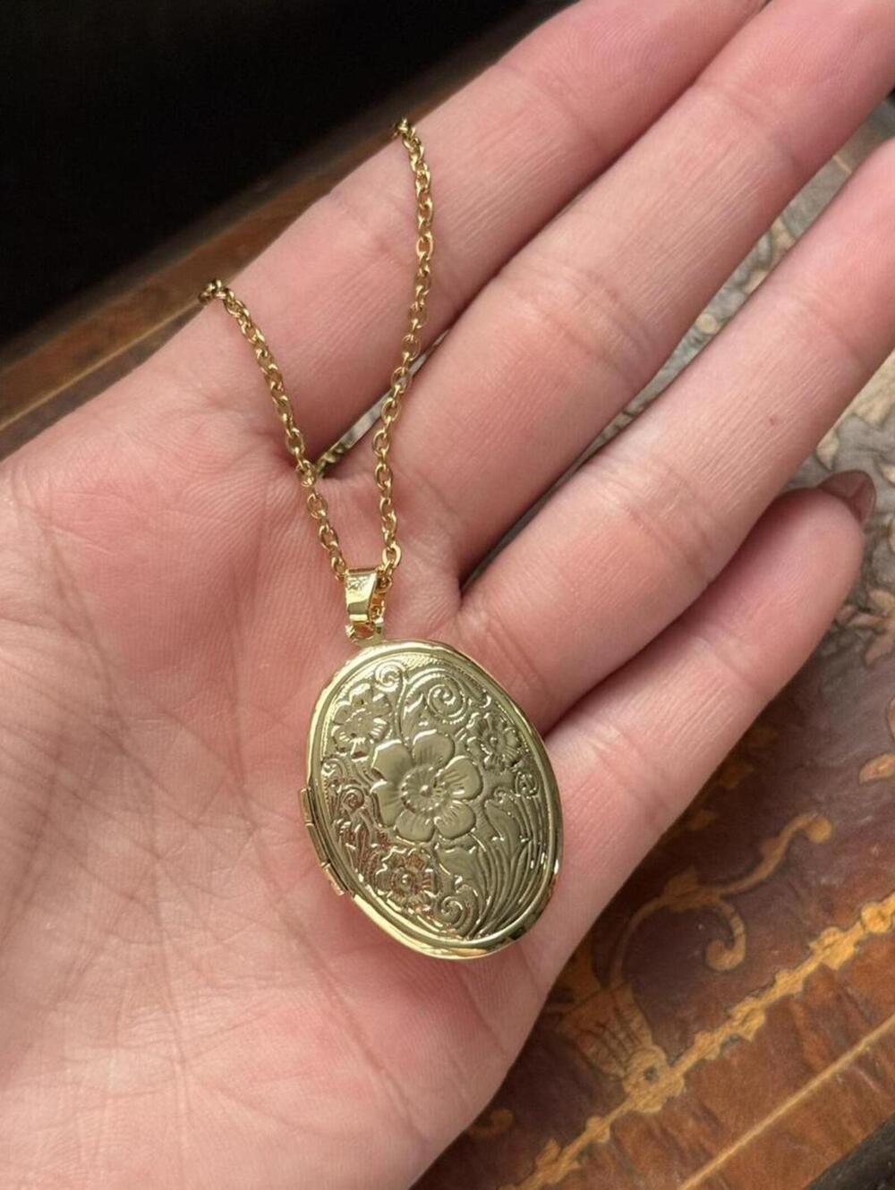 Vintage Style Gold Tone Oval Locket Necklace